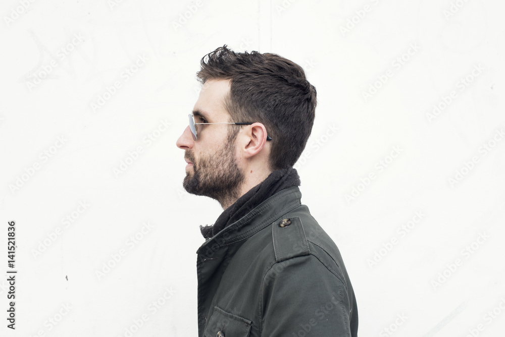 Retrato de perfil de hombre moreno con barba y gafas de sol sobre fondo  blanco foto de Stock | Adobe Stock