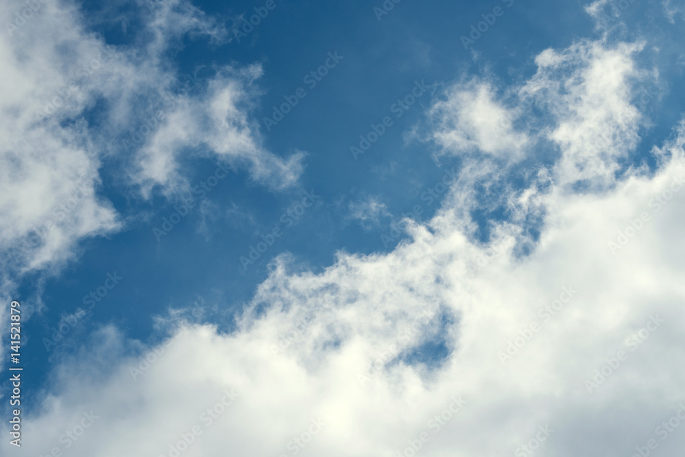 Cielo azul en un día soleado con nubes.