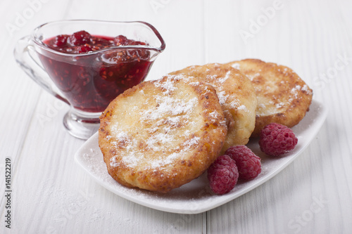 Cheesecakes with raspberry jam