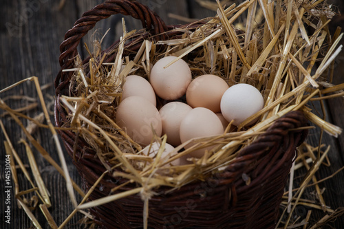 Jajka w wiklinowym koszu
