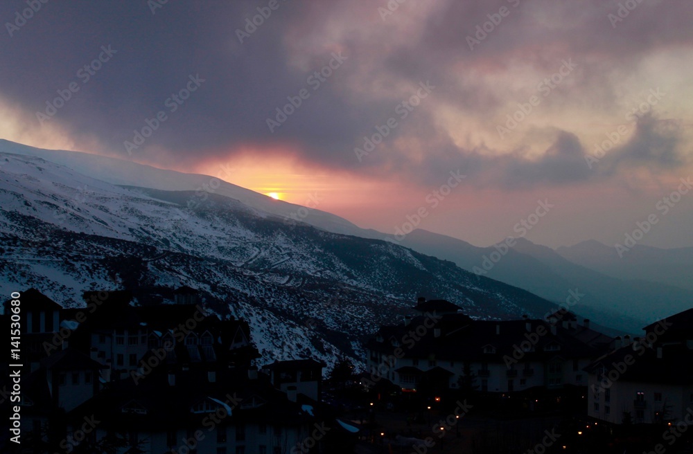 Fototapeta premium Atardecer en la nieve