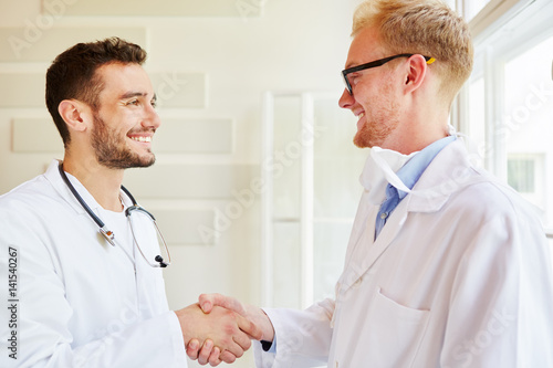 Ärzte beim Händeschütteln