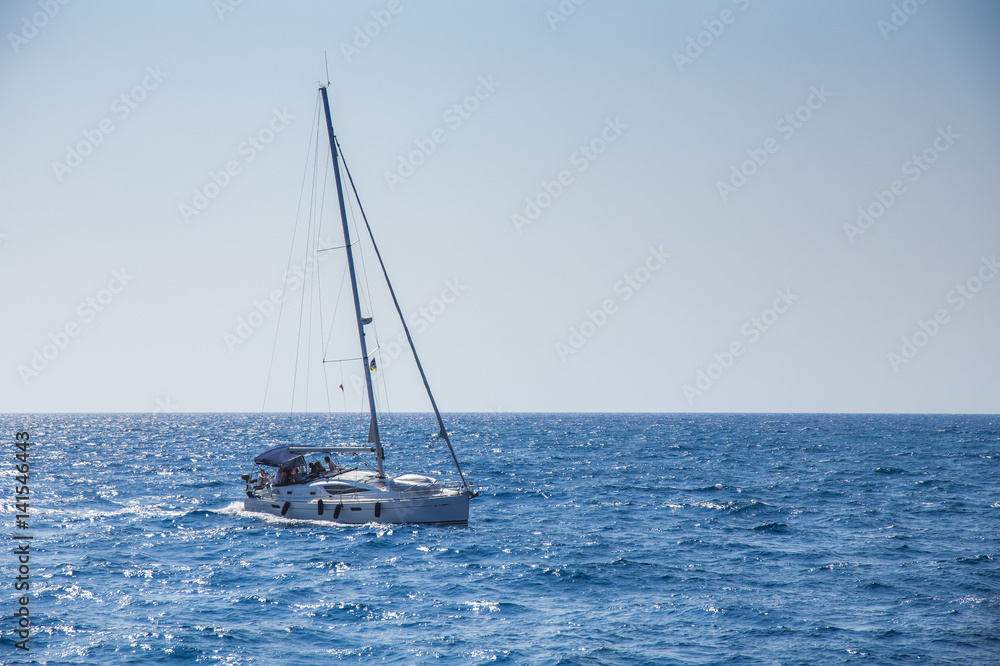 Naklejka premium sailboat on the sea