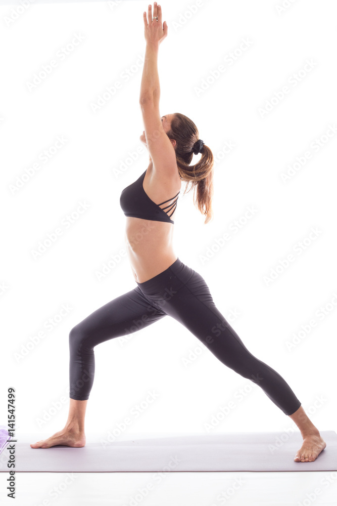 ragazza bellissima pratica yoga in studio su fondale bianco 