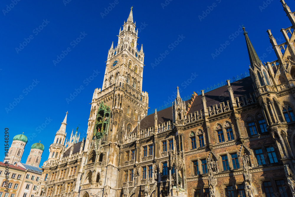Fototapeta premium Marienplatz town hall and Frauenkirche in Munich, Germany