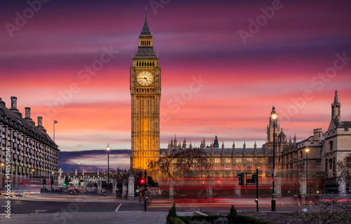 Sonnenuntergang hinter dem Big Ben am Parliament Square in London