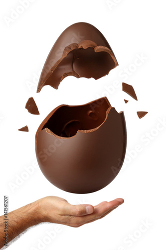 Foto Uovo di Pasqua esploso sul palmo di una mano