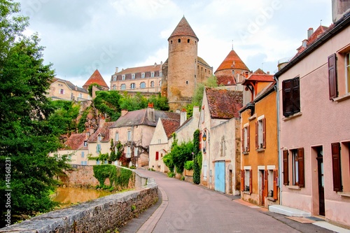 Widok w kierunku starożytnego miasta warownego Semur en Auxois, Burgundia, Francja