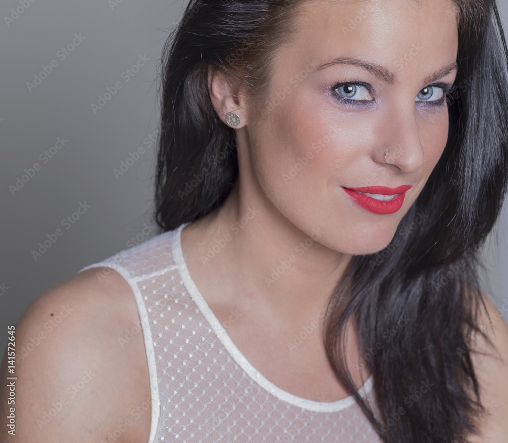 Mujer con ojos azules posando con lenceria Mujer con ojos azules posando con lenceria