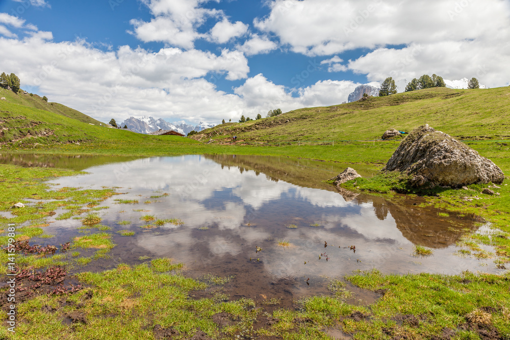Fototapeta premium Kleiner Bergsee bei der Mahlknechthütte auf der Seiser Alm