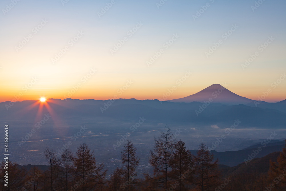 富士山と日の出の風景、山梨県韮崎市にて