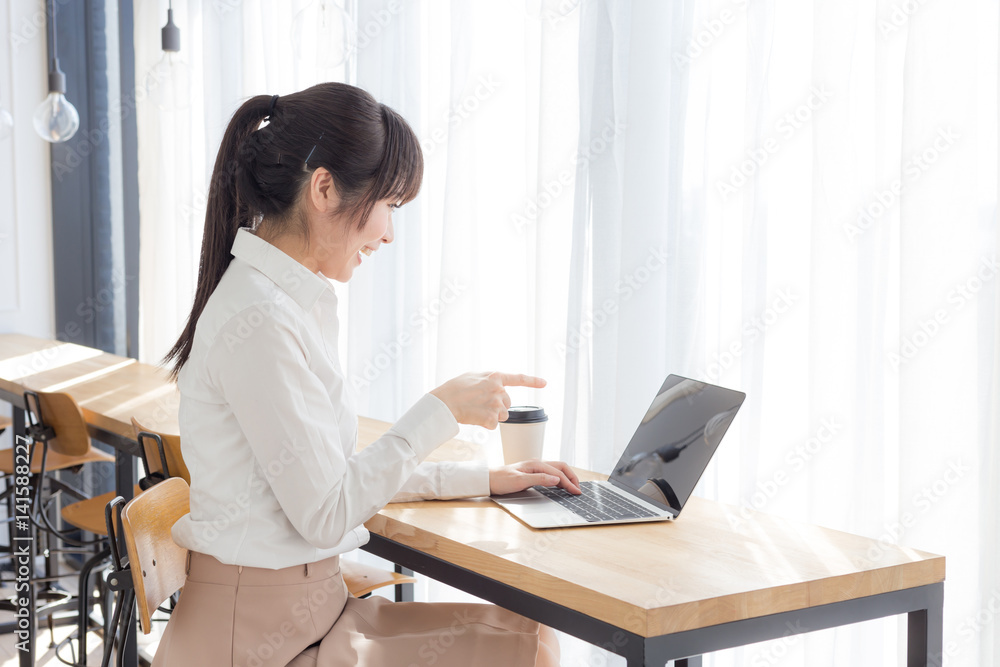 女性 カフェ 女性 カフェ