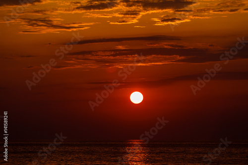 Fototapeta Naklejka Na Ścianę i Meble -  red sunset over water