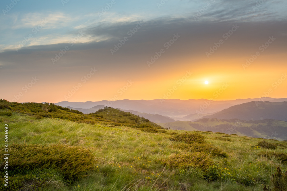 Majestic sunset in the mountains landscape. hdr foto