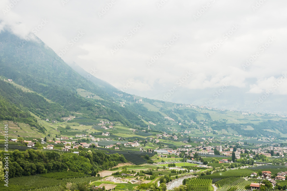 Fototapeta premium Algund, Dorf, Vinschgau, Etschtal, Etsch, Algunder Waalweg, Marlinger Waalweg, Waalweg, Wanderweg, Obstbäume, Weinberge, Frühling, Südtirol, Italien
