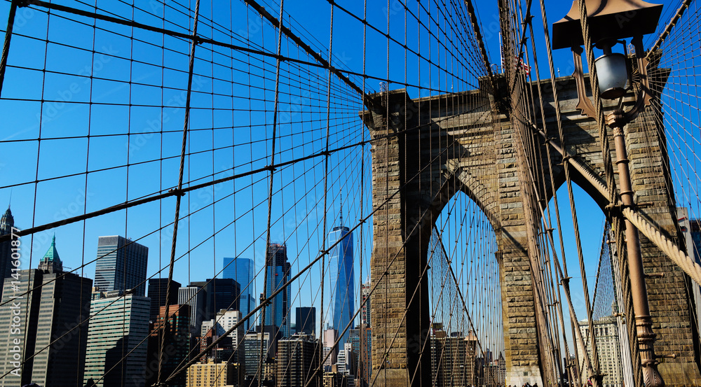 Fototapeta premium Brooklyn Bridge view to Manhatten Skyline