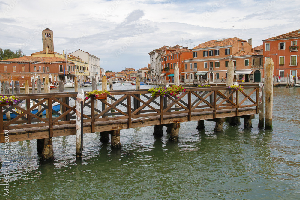 Obraz premium PONTON EN BOIS SUR L'EAU À MURANO