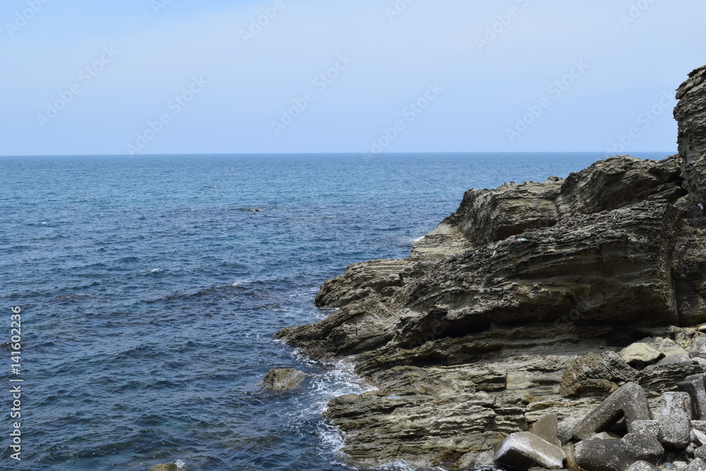 庄内海岸 / 奇岩怪石の磯が続く、山形県庄内海岸の岩場風景です。 庄内海岸 / 奇岩怪石の磯が続く、山形県庄内海岸の岩場風景です。