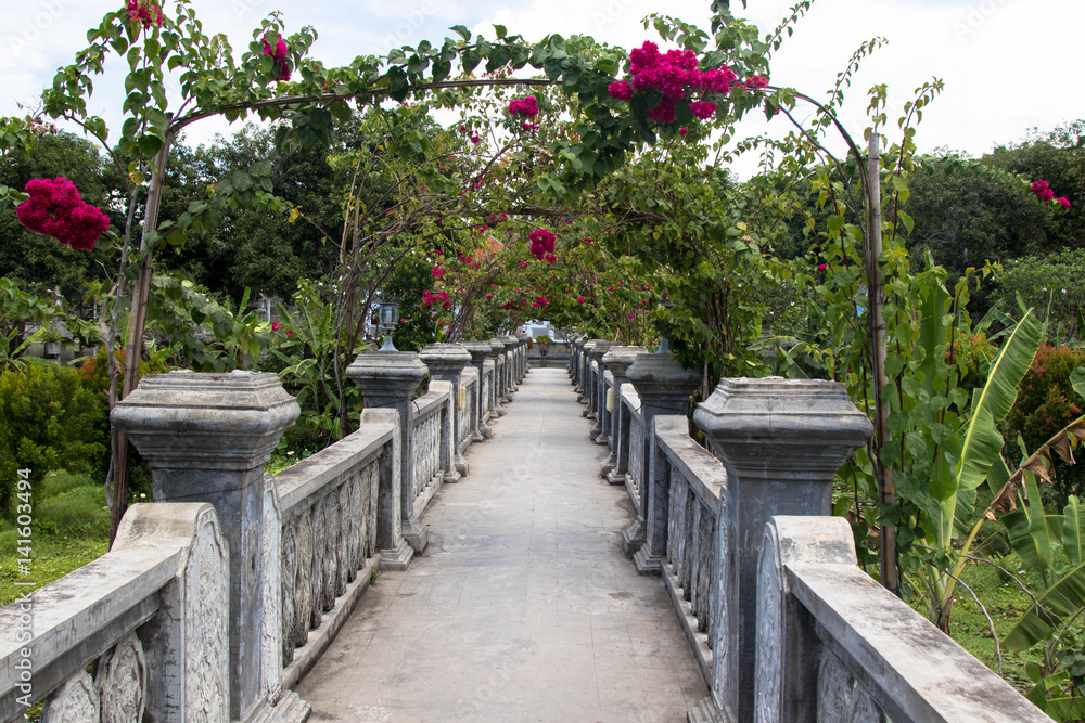 Weg über Brücke, Wasserpalast Taman Ujung, Bali