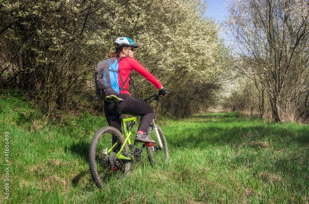 Obraz premium Woman resting after cycling in the forest