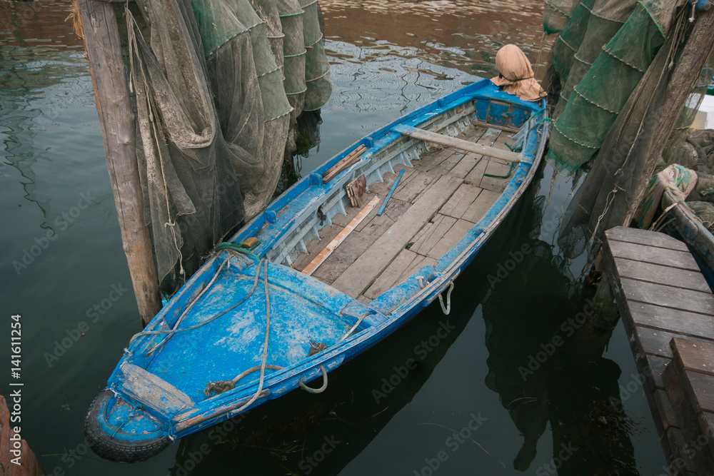 Barca di pescatori nel canale di Venezia