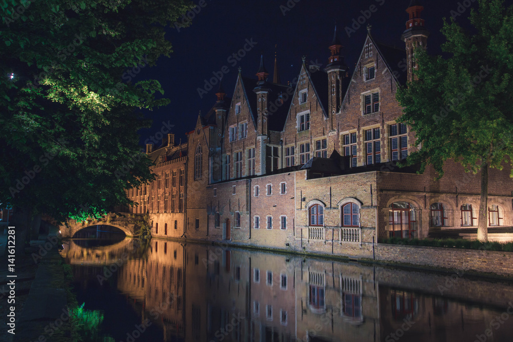 Obraz premium Night view of typical canal of medieval city of Brugge with traditional houses