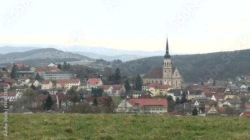 Panorama von Pischelsdorf am Kulm in der Oststeiermark mit Pfarrkirche Hl. Peter und Paul (horizontaler Kameraschwenk) photo