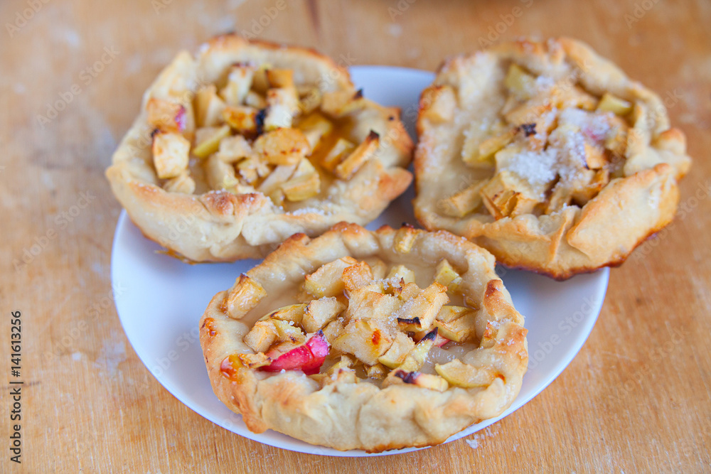 Cook pies from fresh apples and dough