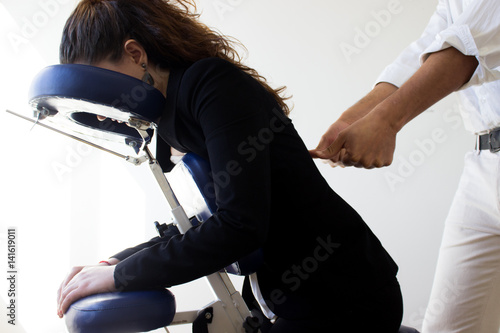 Cuadro en lienzo business woman receiving shiatsu on a massage chair