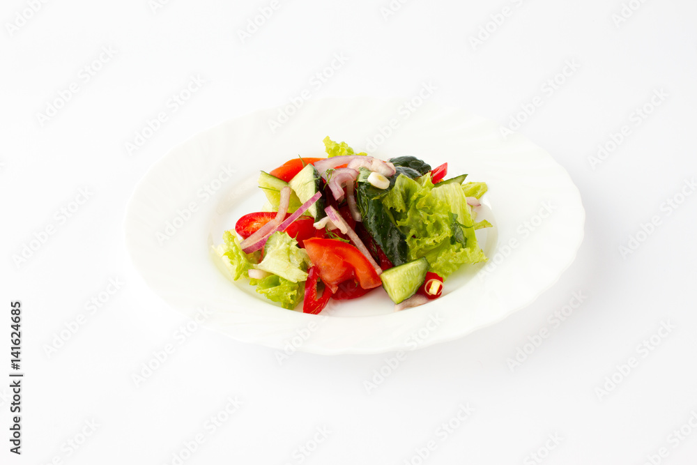 Салат овощной микс из помидоров, огурцов,перца болгарского, лука крымского, листьев салата, зеленью заправленный оливковым маслом.