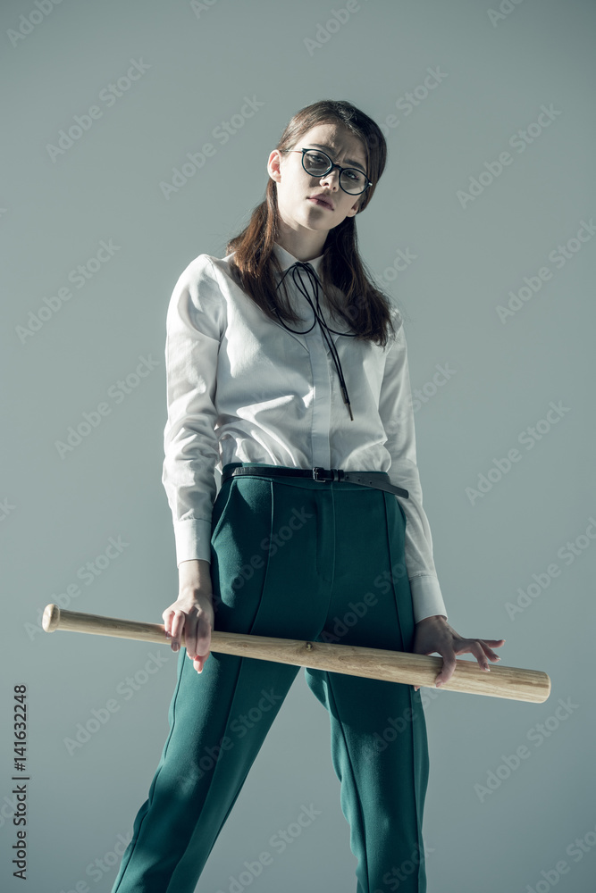 woman holding baseball bat foto de Stock | Adobe Stock