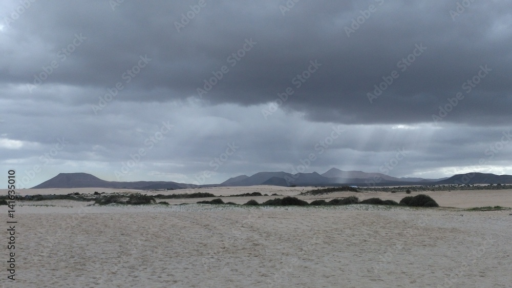 Obraz premium Sun rays over storm desert