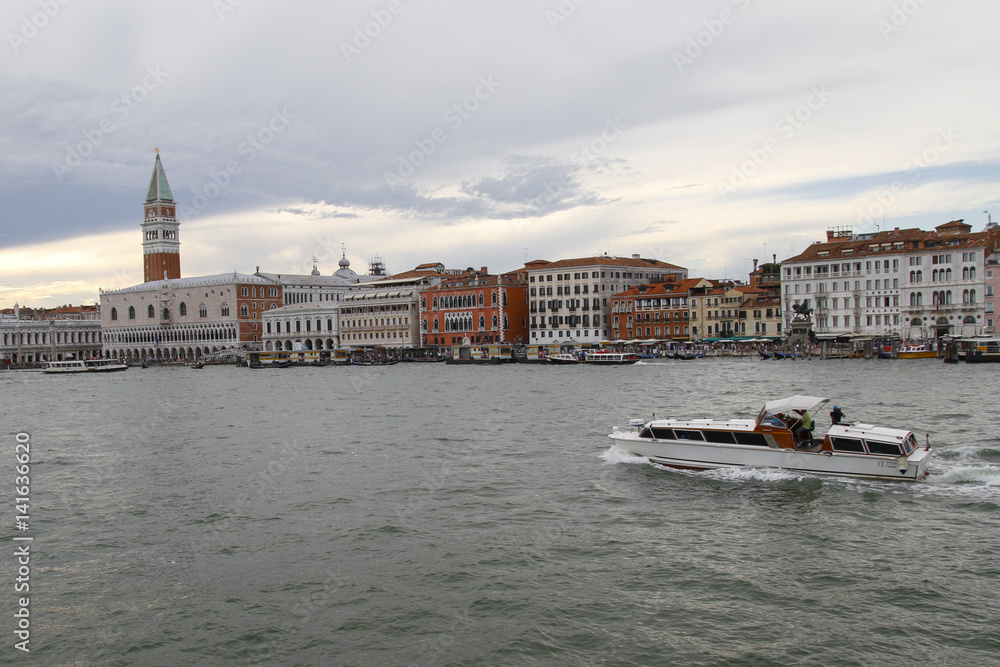 Obraz premium ARRIVÉE PAR LE GRAND CANAL PLACE SAINT-MARC À VENISE