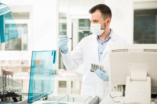 Fototapeta Naklejka Na Ścianę i Meble -  Chemist analyzing blood in a lab