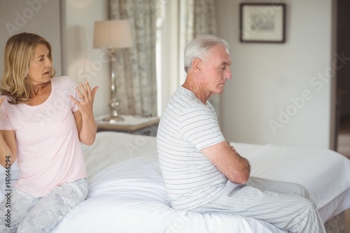 Senior couple quarrelling with each other © WavebreakMediaMicro