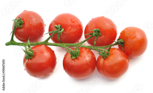 tomates en grappes mouillées isolées sur fond blanc