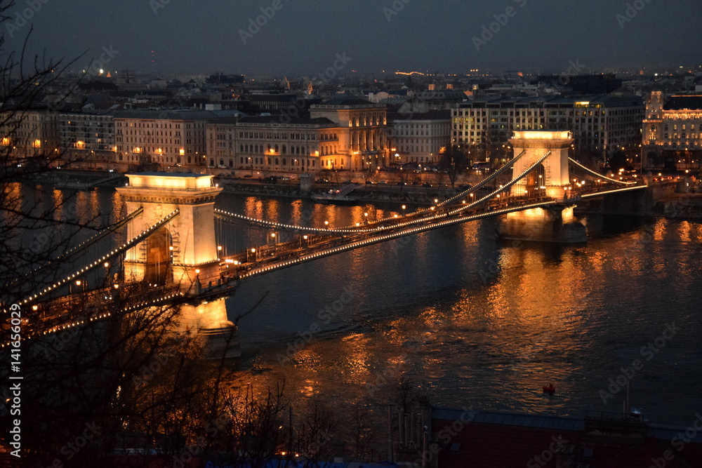 Fototapeta premium notte a budapest luci capitale ponte illuminato di sera