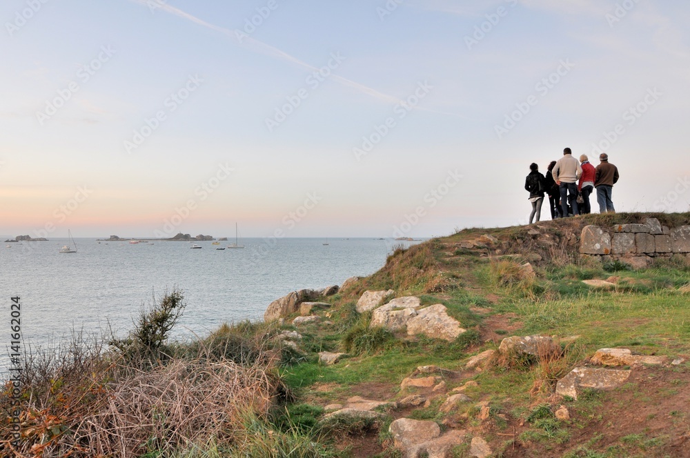 Un groupe de personnes regarde un beau paysage de mer à Port-Blanc en Bretagne