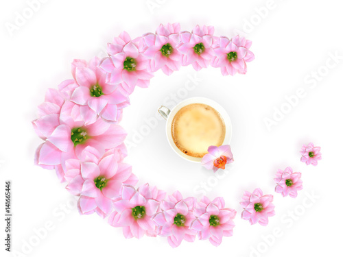 Filiżanka z kawą i kolorowym wiankiem z kwiatów na białym tle.