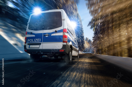 Polizeiauto auf verschneiter Landstraße