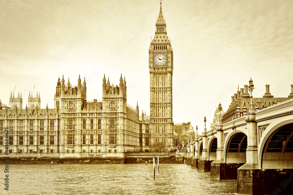 Fototapeta premium View of the Houses of Parliament and Westminster Bridge in London.