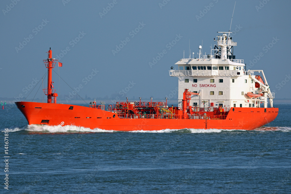Fototapeta premium Das rote Tankschiff passiert Cuxhaven