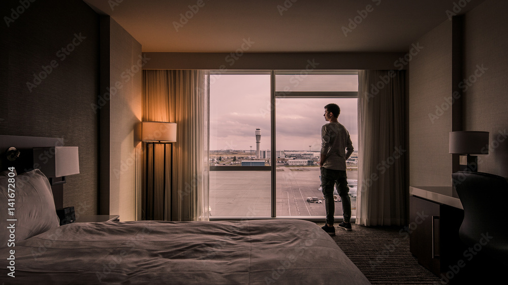 Business Man mit Blick aus Hotelzimmer