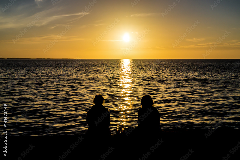 Paar beim Relaxen, Sonnenuntergang