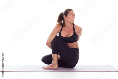 ragazza bellissima pratica yoga in studio su fondale bianco 