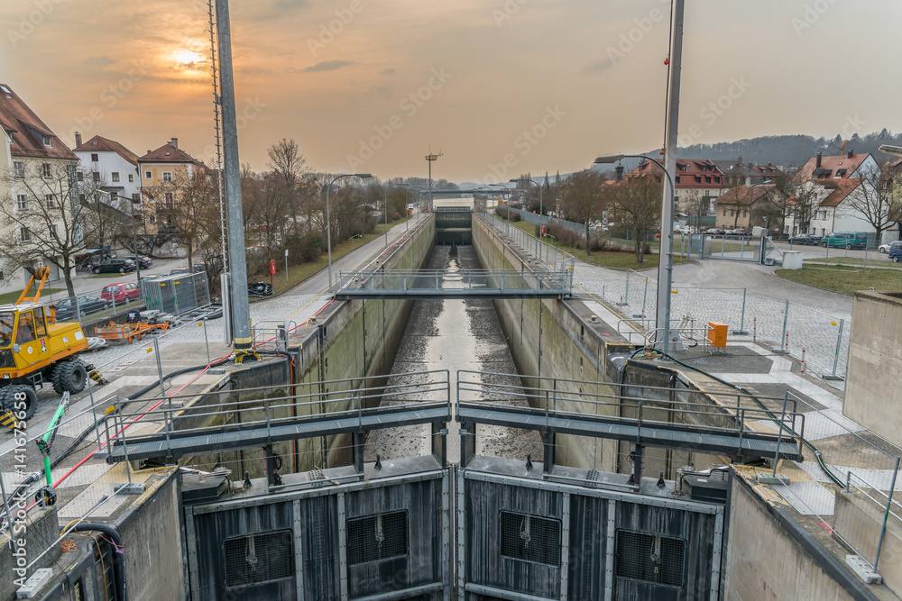 Protzenweiher Brücke und Schiffschleuse des Europakanal  in Regensburg während einer Reinigung