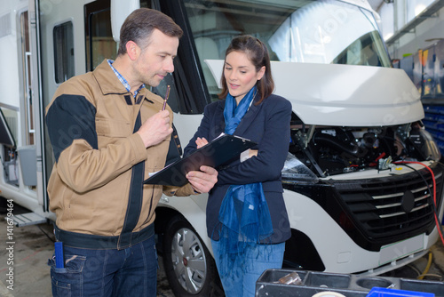 Φωτογραφία Mechanic discussing motorhome repairs with woman