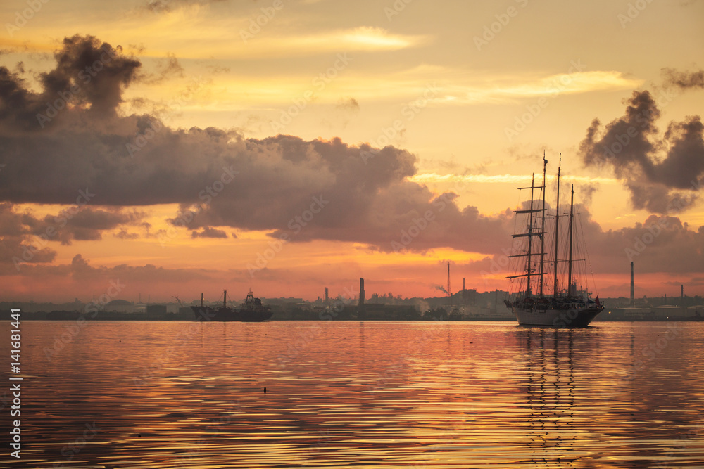 Fototapeta premium Sail boat at sunrise in Havana port, Cuba