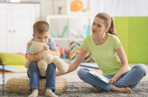 Young female psychologist w...