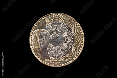 A close up image of a 1000 colombian peso coin on a black background